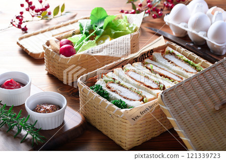 Sandwiches, cutlet sandwiches in lunch boxes Sandwiches, cutlet sandwiches in lunch boxes 121339723