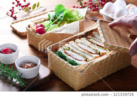 Sandwiches, cutlet sandwiches in lunch boxes Sandwiches, cutlet sandwiches in lunch boxes 121339726