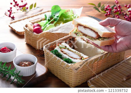 Sandwiches, cutlet sandwiches in lunch boxes 121339732