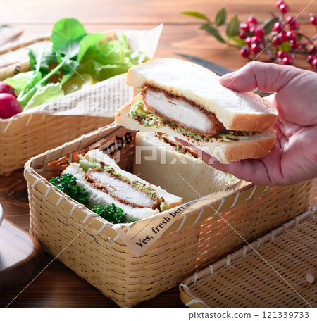 午餐盒中的三明治炸肉排三明治 午餐盒中的三明治炸肉排三明治 121339733