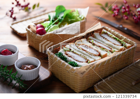 Sandwiches, cutlet sandwiches in lunch boxes 121339734