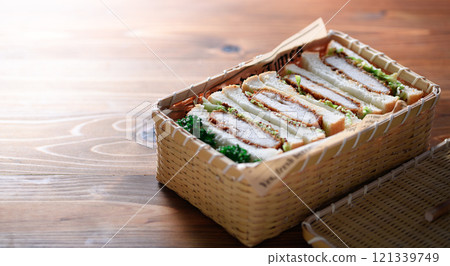 午餐盒中的三明治炸肉排三明治 午餐盒中的三明治炸肉排三明治 121339749