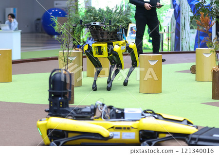 Electric quadruped robot "Spot" 121340016