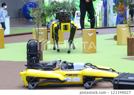 Electric quadruped robot "Spot" 121340027