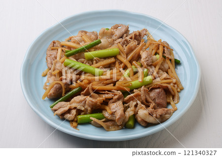 Stir-fried pork and garlic sprouts with oyster 121340327