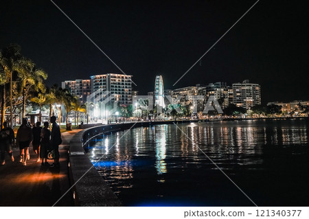 凱恩斯市夜景 — 燈光反射在水面和摩天輪上 凱恩斯市夜景 — 燈光反射在水面和摩天輪上 121340377