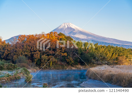 [靜岡縣]發生毛風暴的鹿野川對面的富士山 121340490