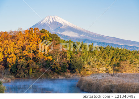 [Shizuoka Prefecture] Mount Fuji seen across the Kano River where a storm has occurred 121340492