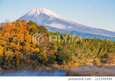 [Shizuoka Prefecture] Mount Fuji seen across the Kano River where a storm has occurred 121340494