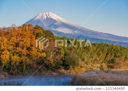 [Shizuoka Prefecture] Mount Fuji seen across the Kano River where a storm has occurred 121340495