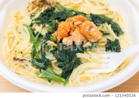 美味的鮭魚菠菜義大利麵配奶油醬 121340526