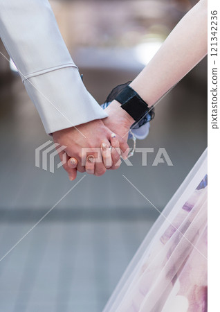 一對夫婦手牽著手 一對夫婦手牽著手 121342236