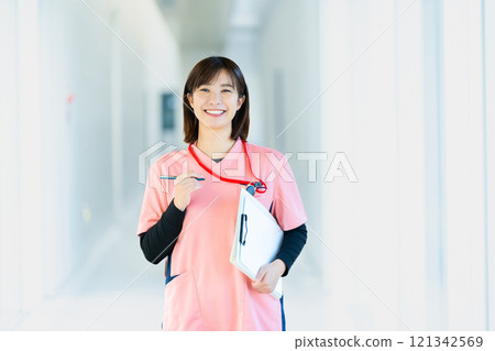 Female medical staff wearing scrubs, female doctors, female nurses Female medical staff wearing scrubs, female doctors, female nurses 121342569
