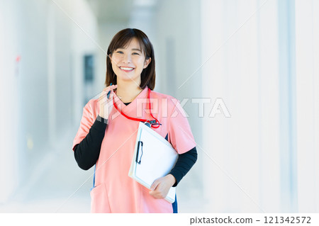 Female medical staff wearing scrubs, female doctors, female nurses Female medical staff wearing scrubs, female doctors, female nurses 121342572