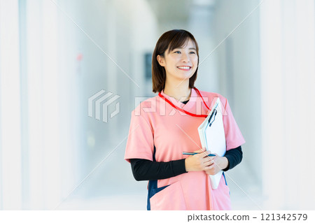Female medical staff wearing scrubs, female doctors, female nurses Female medical staff wearing scrubs, female doctors, female nurses 121342579