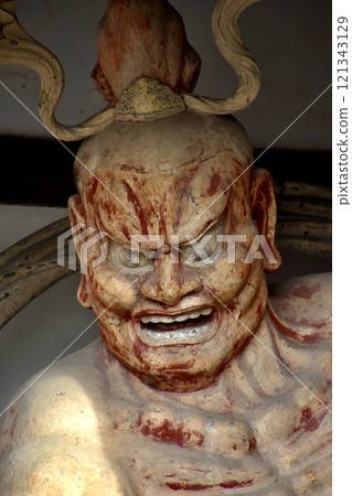 法隆寺、中門、金剛力士像（奈良縣斑鳩町） 121343129