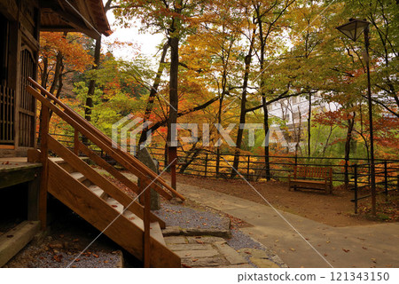 Autumn leaves at Kakeyu Onsen 121343150