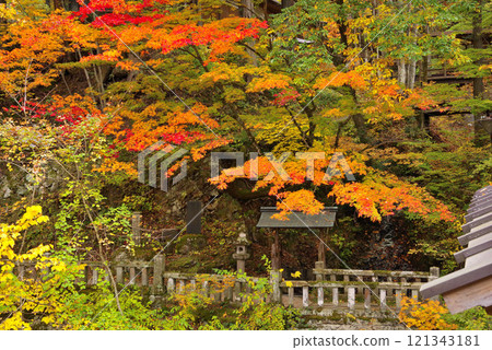 Autumn leaves at Kakeyu Onsen 121343181