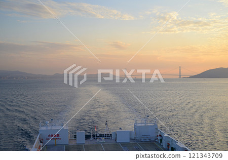 從渡輪甲板看日出時的明石海峽大橋 -2 121343709