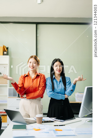 Portrait of success business people working together in modern office. teamwork startup concept 121344003