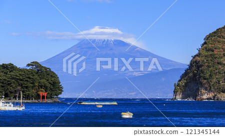 藍色的大海和藍天和富士山 藍色的大海和藍天和富士山 121345144