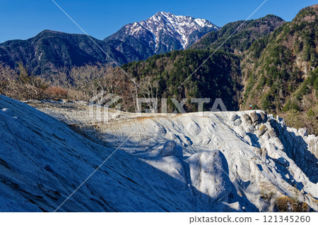 從日向山/岡瓦拉山看到的殘留積雪的甲駒岳 121345260