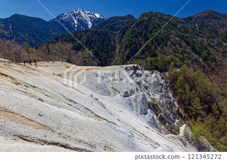 從日向山/岡瓦拉山看到的殘留積雪的甲駒岳 從日向山/岡瓦拉山看到的殘留積雪的甲駒岳 121345272