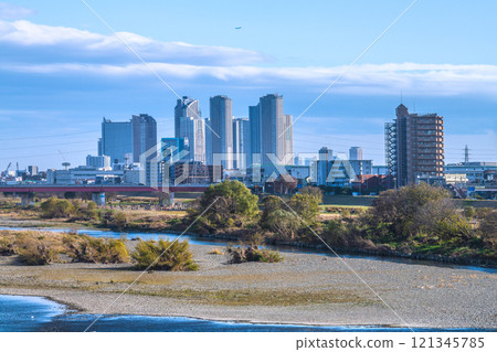 年底的日本東京城市景觀。川崎武藏小杉站前的塔樓公寓大樓和飛機景觀= 21日 年底的日本東京城市景觀。川崎武藏小杉站前的塔樓公寓大樓和飛機景觀= 21日 121345785