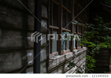 This photo was taken at the former Kyoto Municipal Ohara Elementary School Momoi Branch School, which is now closed. 121345910