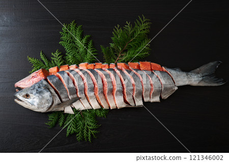 Freshly rolled salmon fillet - Hokkaido white salmon (male) 121346002