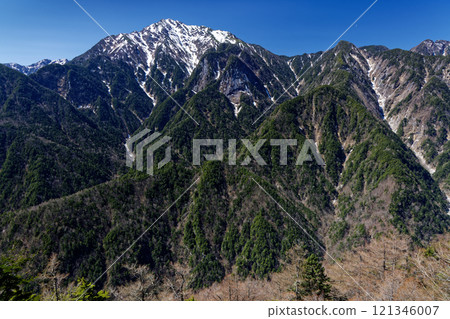 從倉掛山看到的殘留積雪的甲駒岳 從倉掛山看到的殘留積雪的甲駒岳 121346007