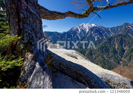 從倉掛山看到的殘留積雪的甲駒岳 121346009