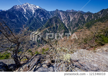 從倉掛山看到的殘留積雪的甲駒岳 121346010
