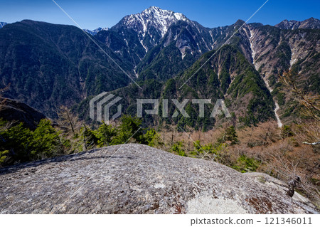 Snow-covered Mt. Kaikoma seen from Mt. Kurakake Snow-covered Mt. Kaikoma seen from Mt. Kurakake 121346011