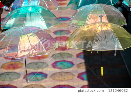 拍攝滋賀縣草津市商業設施上懸掛的彩色雨傘 121346082