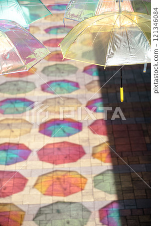 拍攝滋賀縣草津市商業設施上懸掛的彩色雨傘 拍攝滋賀縣草津市商業設施上懸掛的彩色雨傘 121346084