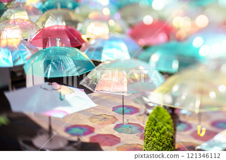 拍攝滋賀縣草津市商業設施上懸掛的彩色雨傘 121346112