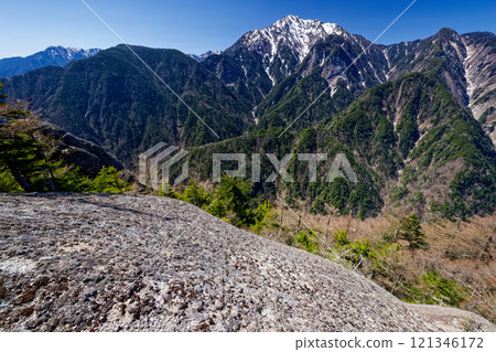 從倉掛山看到的殘留積雪的貝駒岳和法王山 從倉掛山看到的殘留積雪的貝駒岳和法王山 121346172