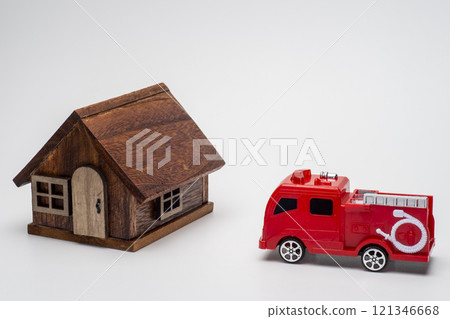 消防車趕到了房子 消防車趕到了房子 121346668