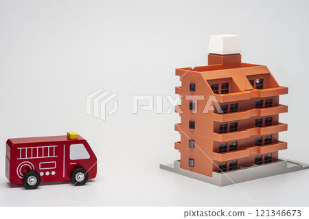 消防車衝向公寓大樓 121346673