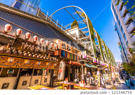 日本東京市容年末，入境旅遊復甦...溫暖的陽光...澀谷車站前的澀谷橫丁景觀=21日 121346758