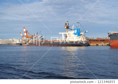 鹿島臨海工業區鋼鐵廠船舶裝卸的景象 121346855