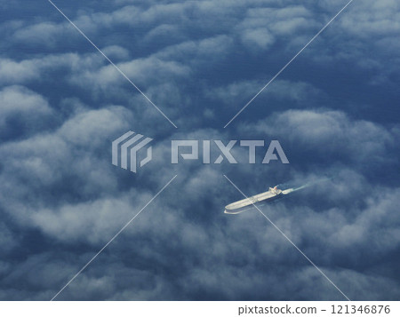 從飛機上看到的一艘船 121346876