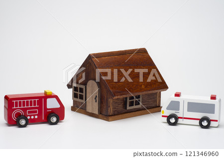 消防車和救護車趕到了房子 121346960