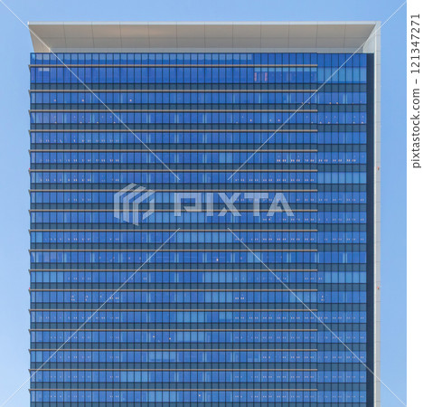 東京港城竹芝辦公大樓的外景,這是濱松町車站和竹芝站附近的一座摩天大樓。玻璃建築 東京港城竹芝辦公大樓的外景,這是濱松町車站和竹芝站附近的一座摩天大樓。玻璃建築 121347271