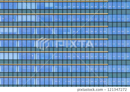 東京港城竹芝辦公大樓的外景，這是濱松町車站和竹芝站附近的一座摩天大樓。玻璃建築 121347272