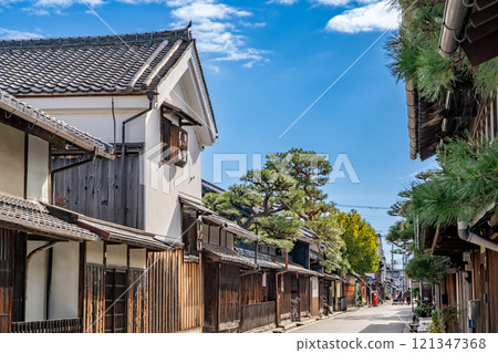 Streetscape of Shinmachi-dori in Omihachiman City (Streetscape of merchant houses where Omi merchants lived) Shinmachi, Omihachiman City, Shiga Prefecture 121347368