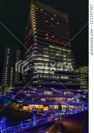 Night view of the Waters Takeshiba Tower building, which houses the Marriott luxury hotel Mesm Tokyo 121347507