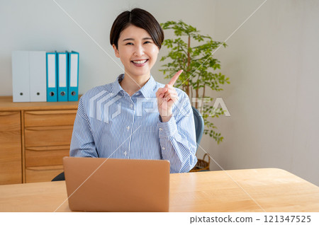 解釋要點的女人 121347525