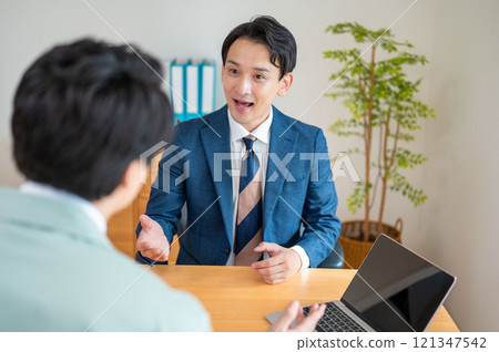 A businessman giving an explanation on a PC 121347542